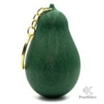 Parte trasera del llavero aguacate mostrando la textura rugosa de la cáscara en color verde oscuro con patrón de impresión 3D.