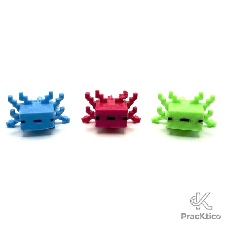 Tres figuras de ajolotes pixelados en colores azul, rosa y verde lima alineados de frente sobre fondo blanco.