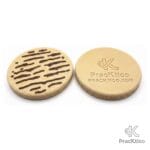Vista frontal y trasera del portavasos, mostrando el diseño de arepa y el logo de la marca Pracktico al reverso.
