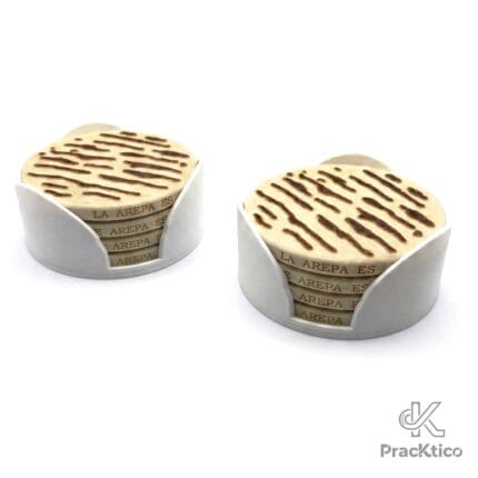Dos sets de portavasos de arepas con sus respectivas bases blancas sobre fondo infinito.