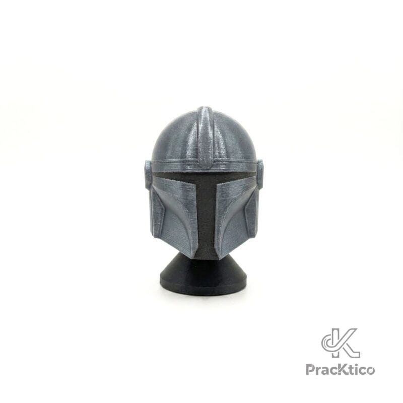 Vista frontal del casco del Mandaloriano mostrando el icónico visor en forma de T y la textura de impresión 3D color acero.