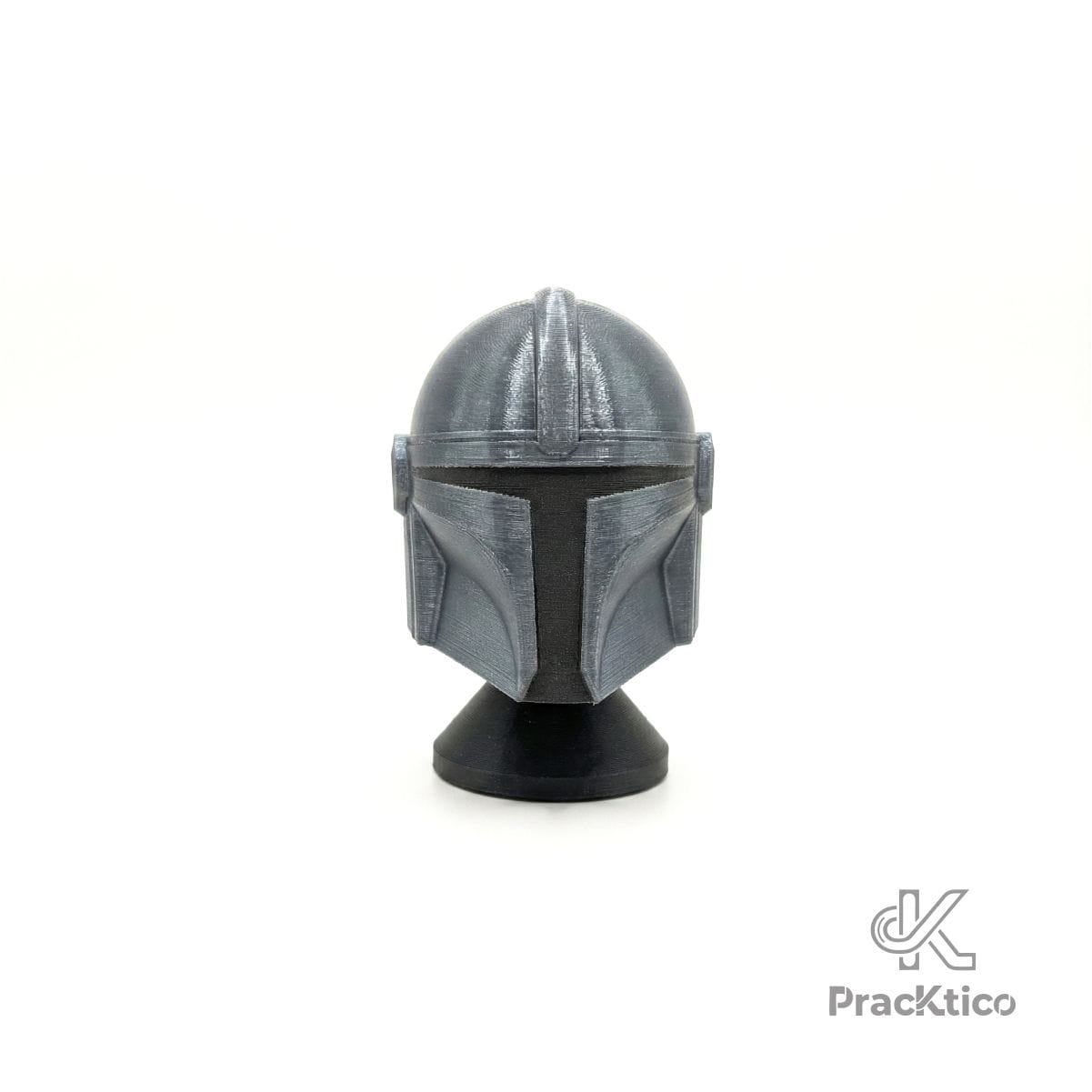 Vista frontal del casco del Mandaloriano mostrando el icónico visor en forma de T y la textura de impresión 3D color acero.