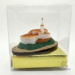 Producto en su empaque: figura de Monserrate dentro de una caja de acetato transparente con base dorada lista para regalar.